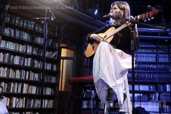 ALDOUS HARDING - 2016-03-23 - PARIS - L'Archipel (26 bis rue de Saint Petersbourg) - Hannah Sian Topp